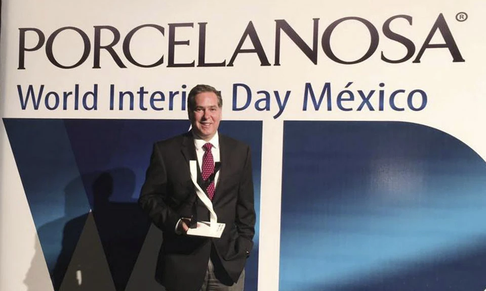 Gilberto L. Rodríguez recibe reconocimiento de Porcelanosa